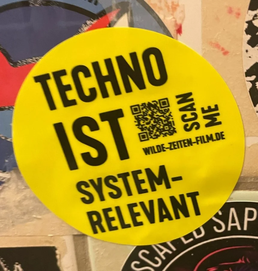 Plakat mit einer Aussage zu Techno und Kultur