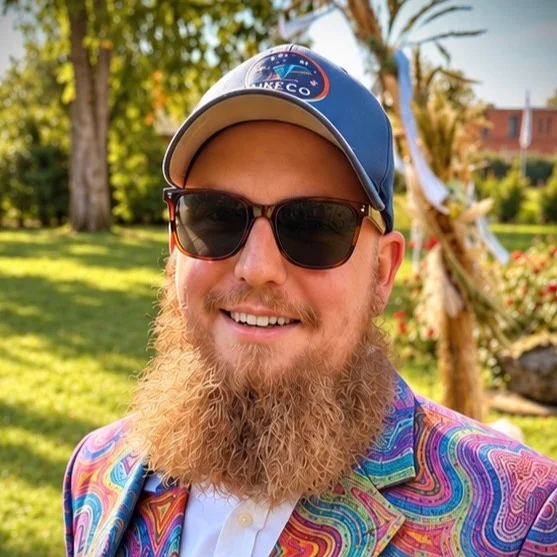 Alexander Dettke lächelt, mit Sonnenbrille und buntem Hemd