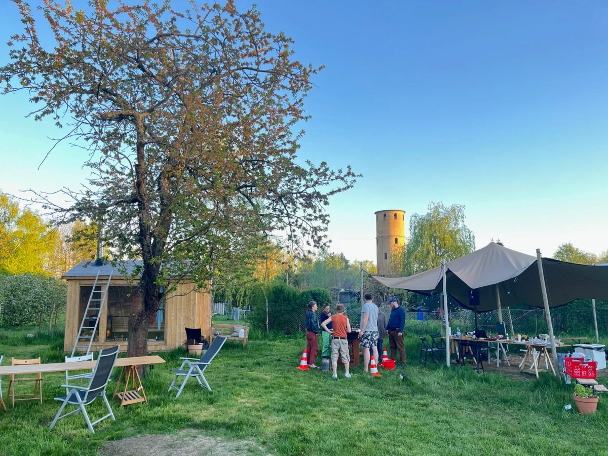 Menschen im Gemeinschaftsgarten unter dem Wasserturm